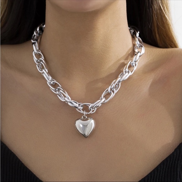 GOLD OR SILVER CHOKER NECKLACE WITH LARGE HANGING HEART - Picture 4 of 9